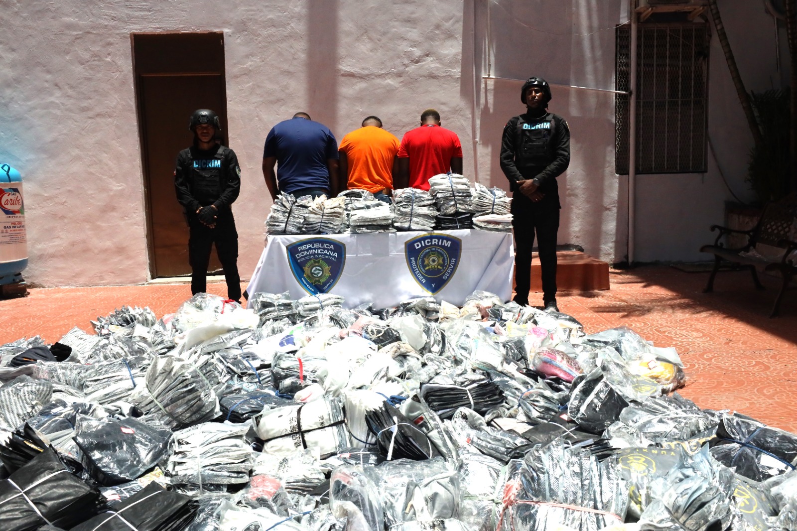 PN apresa a tres hombres y recupera mercancía valorada