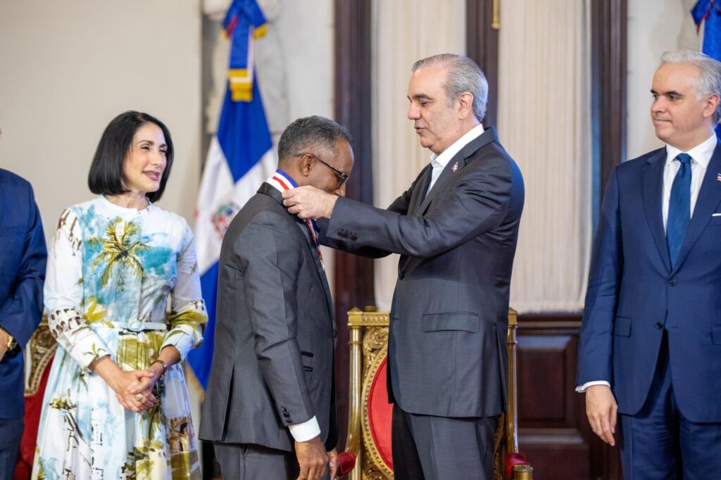 Abinader entrega Medalla al Mérito Magisterial 2026