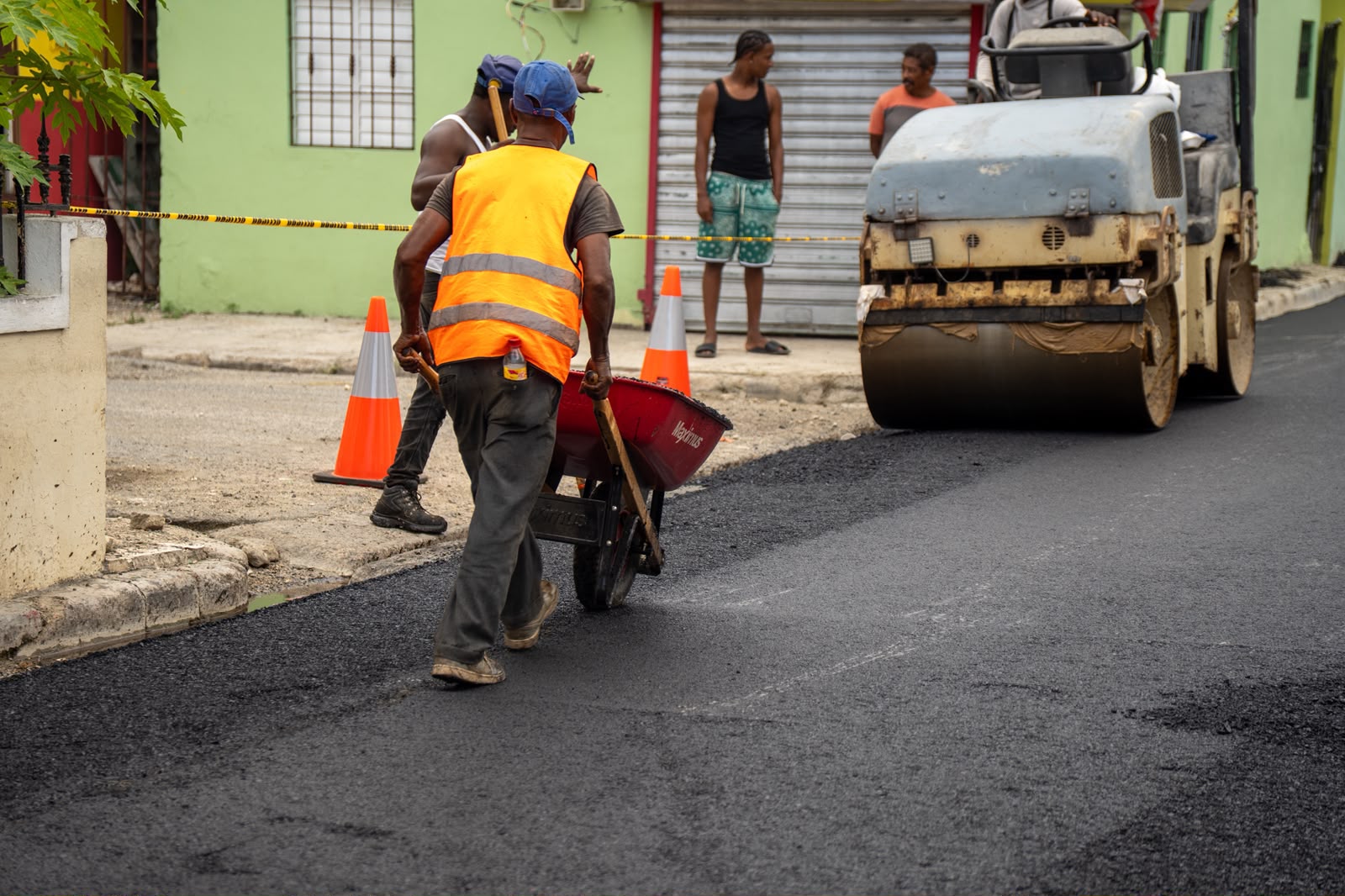 Alcaldía de La Romana amplía operativo de asfaltado hacia el sector Villa Alacrán