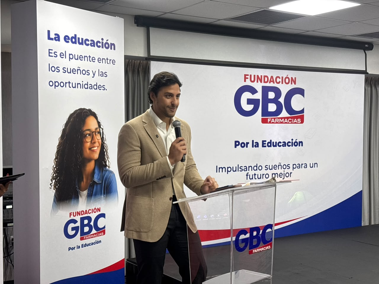Raymond Rodríguez destaca la educación como pilar del futuro durante reconocimiento a estudiantes