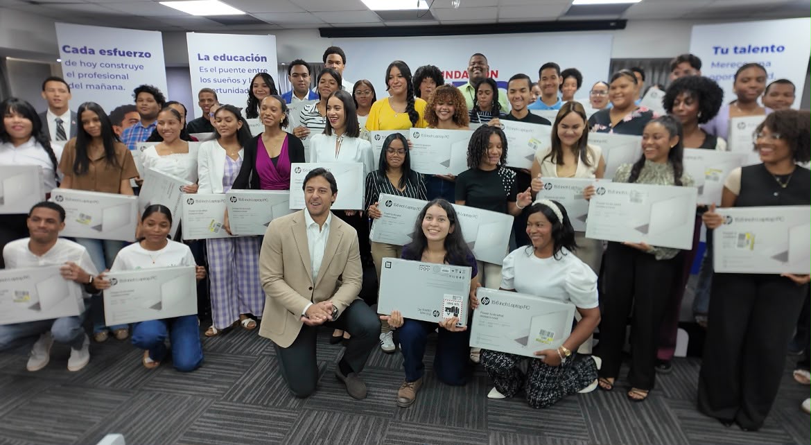 Fundación GBC reconoce a 56 estudiantes meritorios con la entrega de computadoras