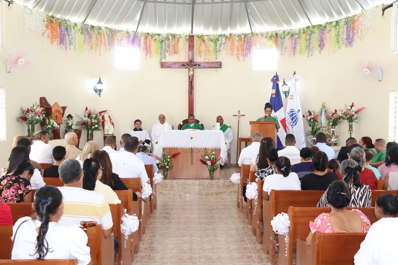 Desarrollo de la Comunidad entrega remozada capilla en Sabana Iglesia, Santiago