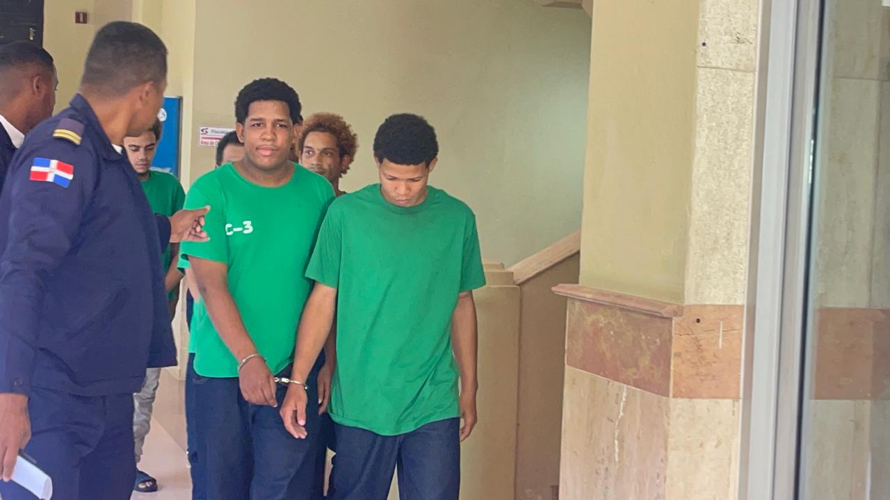 Aplazan coerción contra hermanos acusados de ultimar a puñaladas a delivery en Santiago