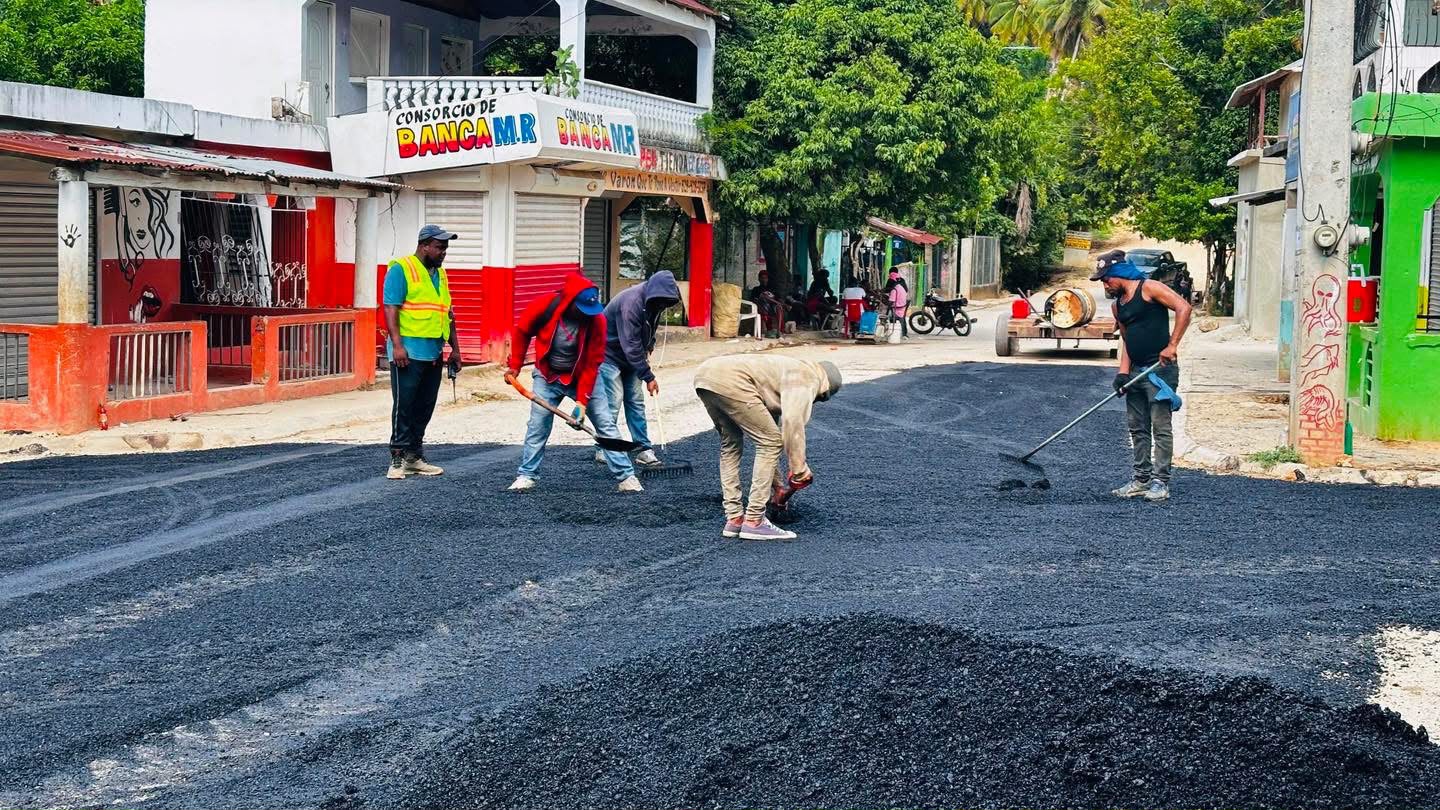 Junta Distrital de El Limón interviene calles con jornada de bacheo en varios sectores