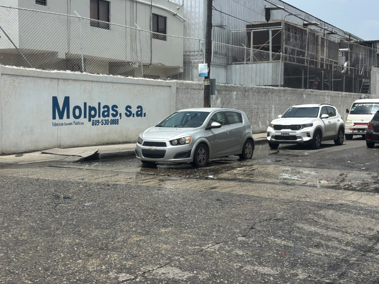 Santo Domingo Oeste: denuncian hoyo que ha provocado múltiples accidentes en Herrera