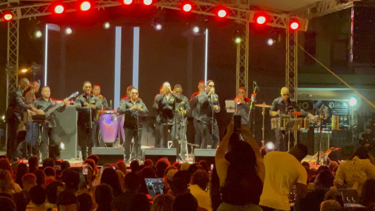 Chiquito Team Band pone a bailar a Santiago en la apertura de las Fiestas Patronales 2026