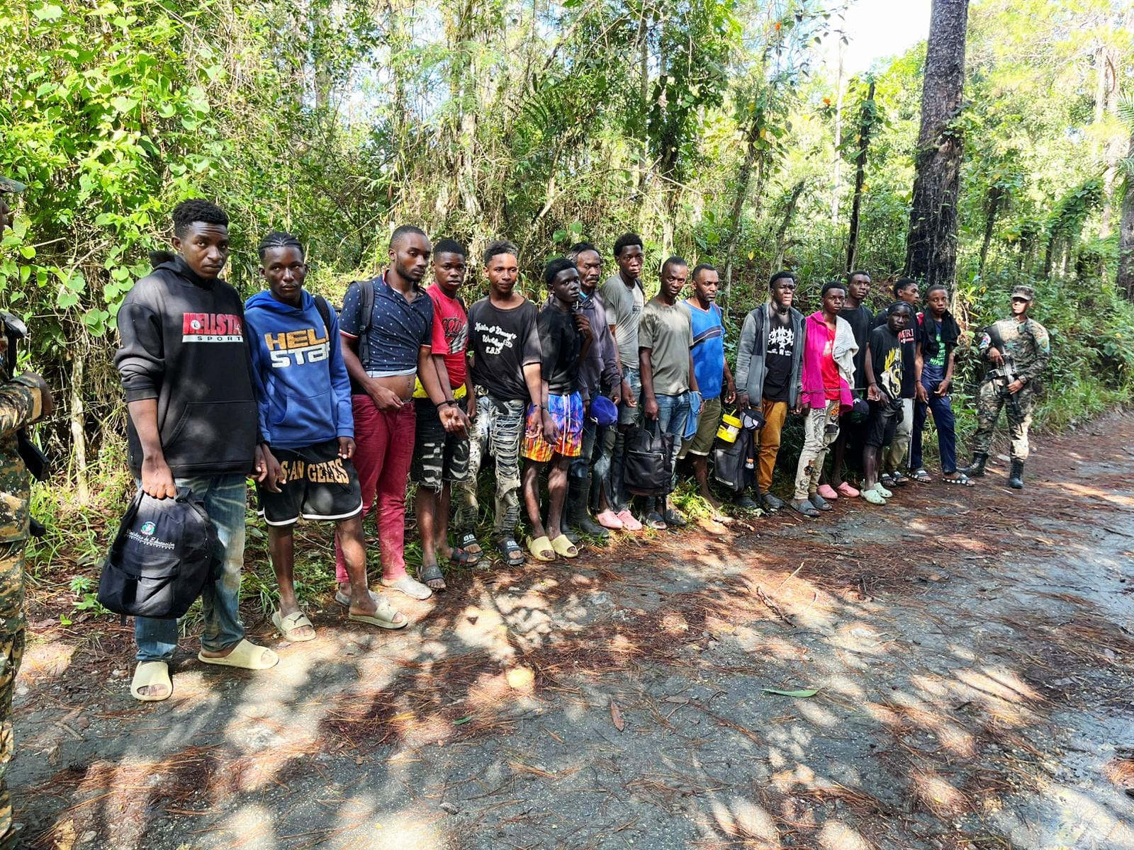Patrullas del Ejército interceptan a 54 migrantes indocumentados en Montecristi y Santiago Rodríguez