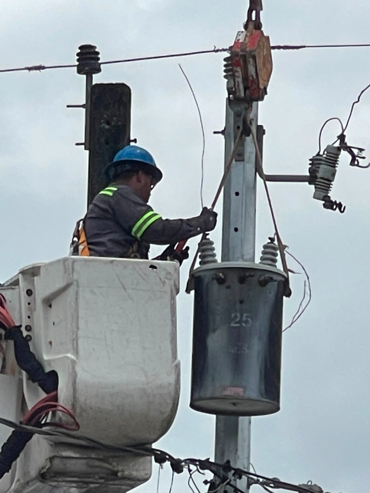 Edeeste fortalece servicio eléctrico en Yamasá con nuevas redes y transformador