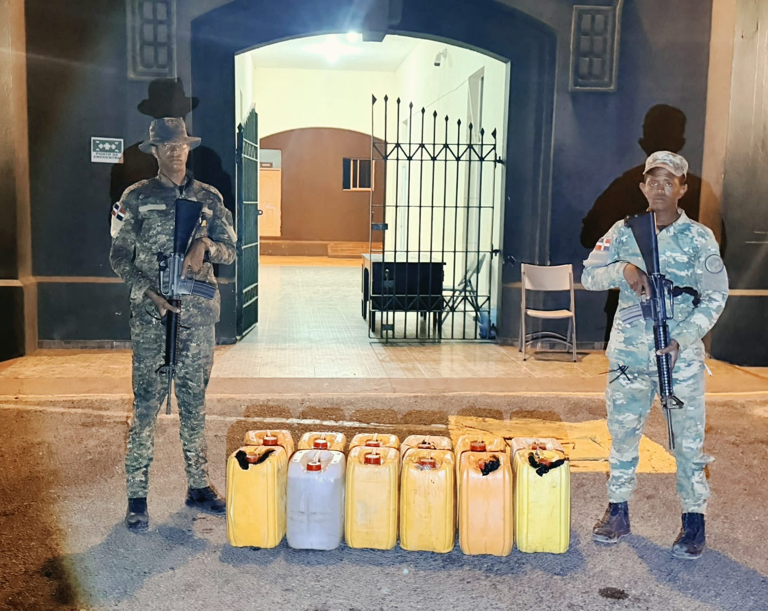 Ejército ocupa 240 litros de clerén durante operativo en playa de Montecristi