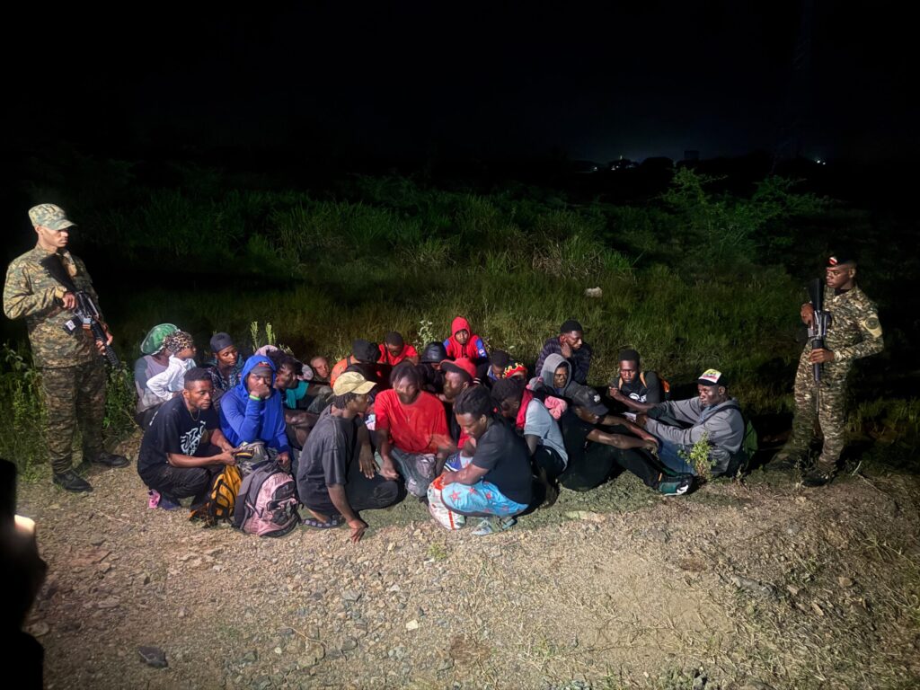 Ejército detiene a 28 haitianos indocumentados durante operativo en Dajabón