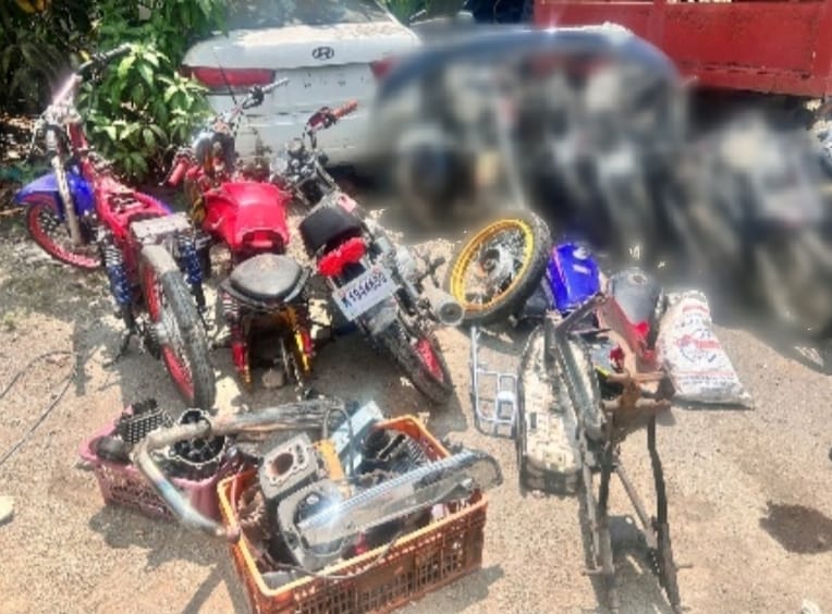 Policía ocupa dos armas y recupera motocicletas en Moca; buscan a presunto implicado en robo