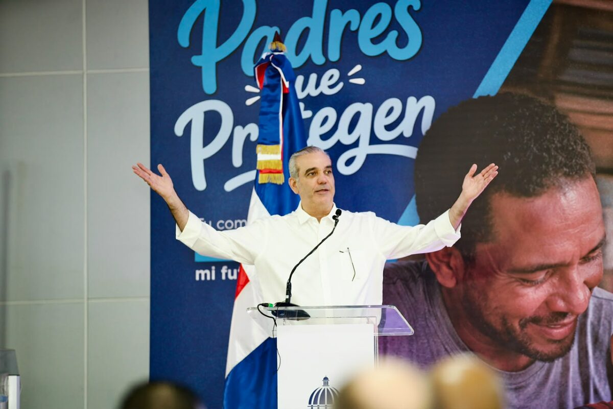 Abinader llama a los padres dominicanos a proteger a sus familias y reconoce su entrega en el Día de los Padres