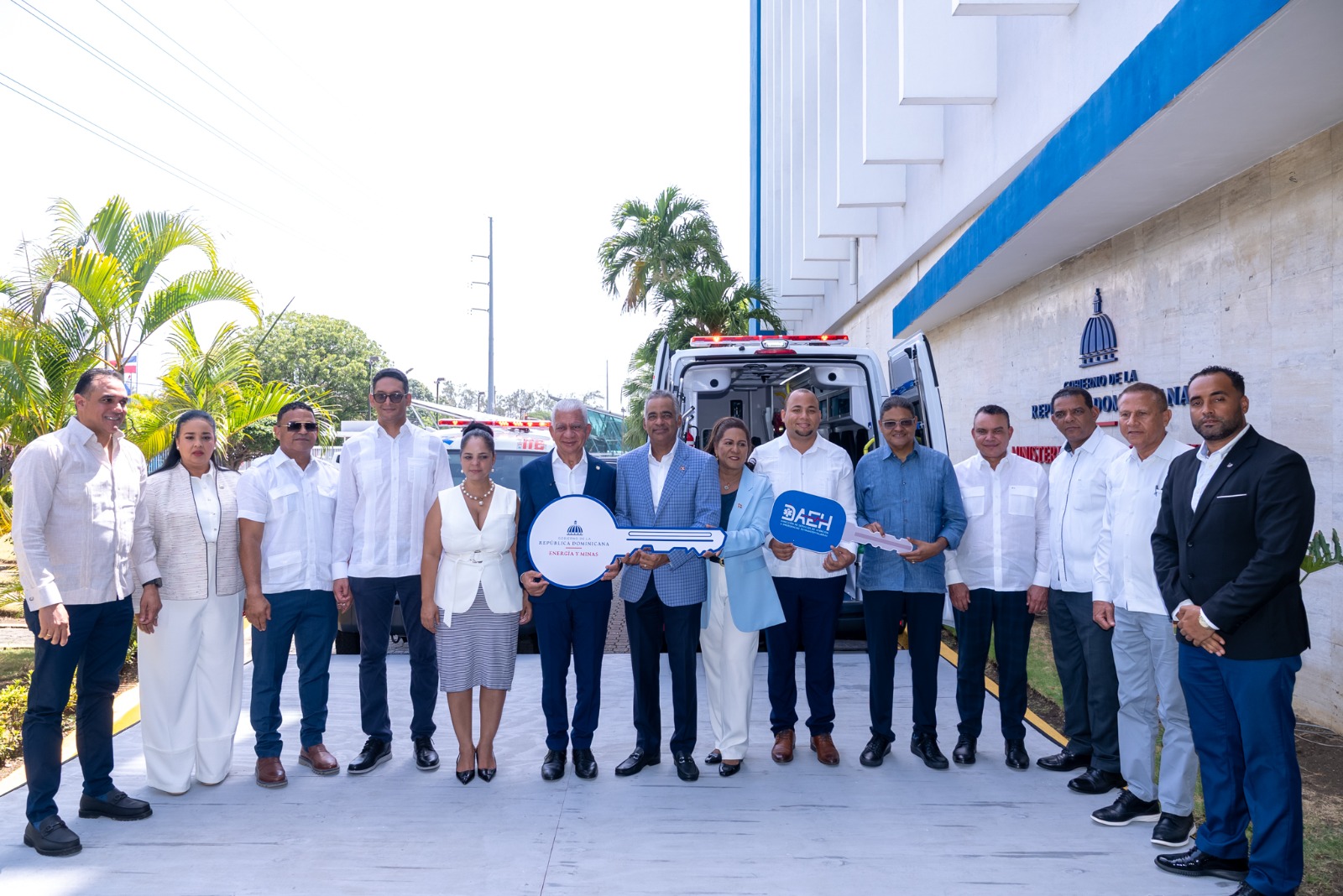 Gobierno entrega ambulancias para emergencias en S. Ramírez