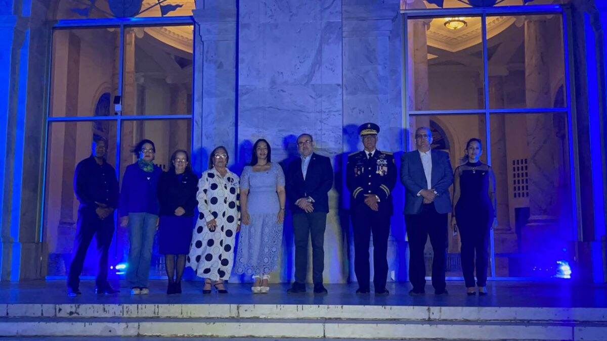 Ministerio Público ilumina de azul el Monumento de Santiago y advierte: “Ningún explotador dormirá tranquilo”
