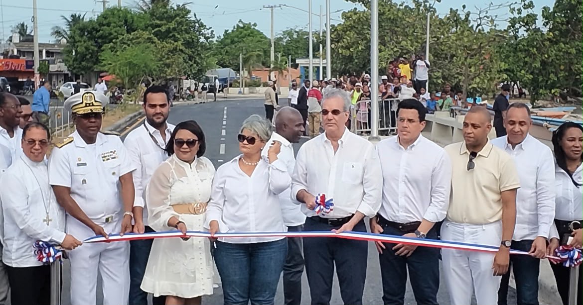 Con inversión de RD$67 millones, Mitur entrega renovada playa El Faro en San Pedro de Macorís
