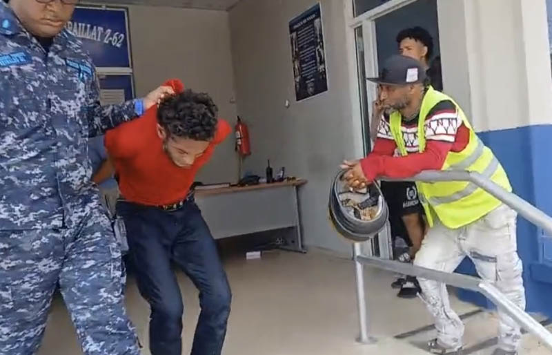 Ciudadanos capturan hombre tras robar una banca de lotería en Moca