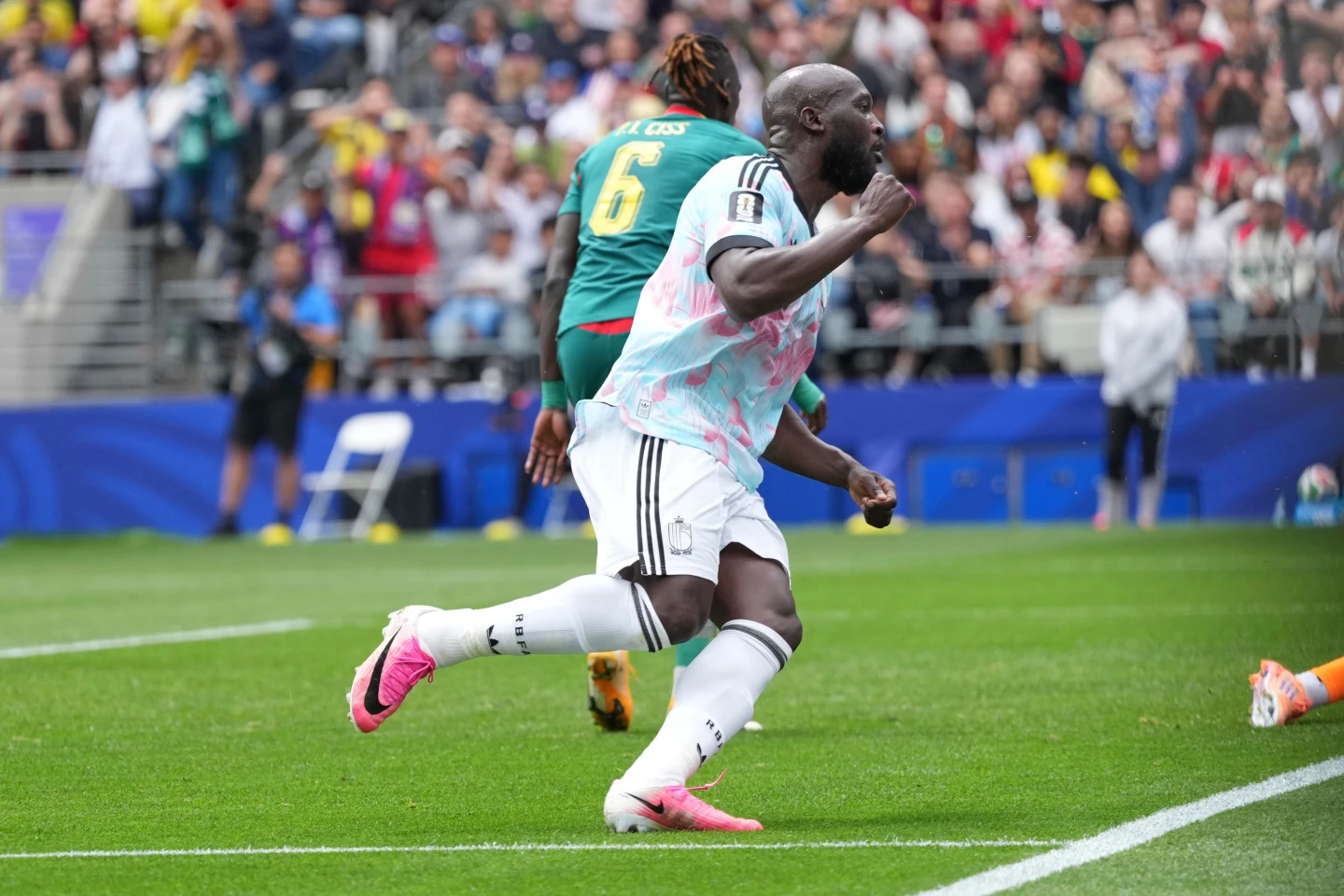 Bélgica convierte un penalti en el último minuto para vencer a Senegal por 3-2
