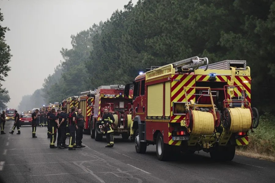 Ordenan nuevas evacuaciones en extrarradio de Burdeos por el avance del incendio de Gironda