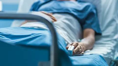 Adolescente de 15 años permanece hospitalizada tras presunto envenenamiento; señalan a su pareja