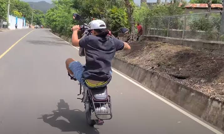 Motociclista atropella a hombre de 74 años y huye; familia pide identificarlo