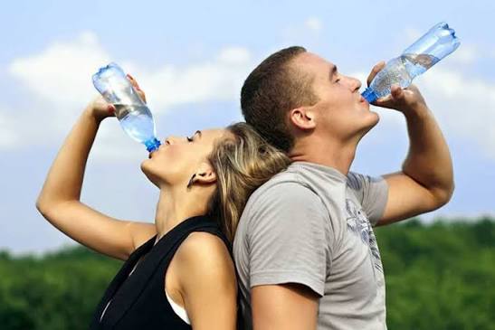 La sed puede ser una alerta: así afecta la falta de agua al corazón