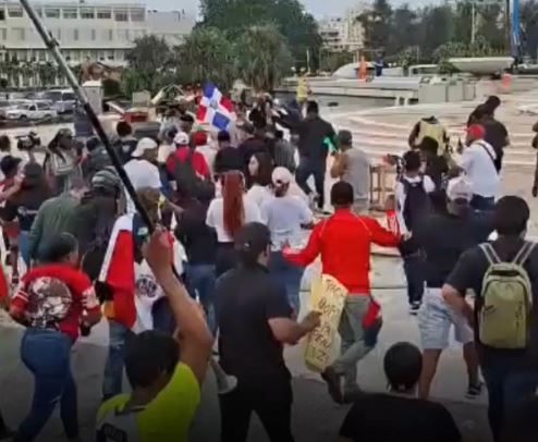«No nos van a callar»: ciudadanos protestan contra la denominada «Ley Mordaza»