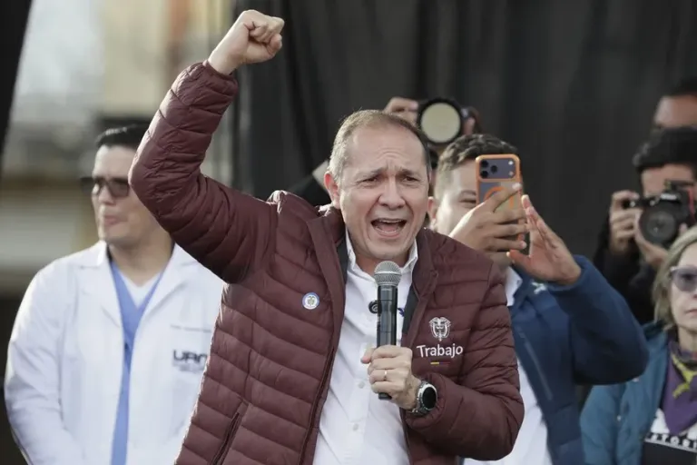 Ordenan arrestar por cinco días al ministro de Trabajo