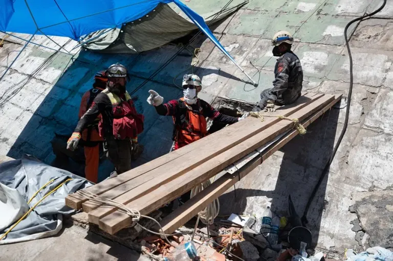 Venezuela continúa con las labores de rescate y desescombro