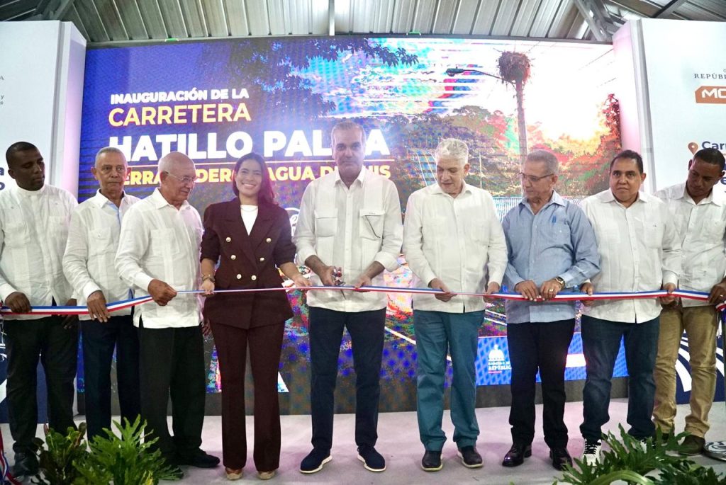 Abinader inaugura carretera esperada por más de 60 años en Montecristi