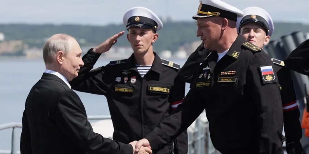 Putin avisa a UE que responderá en aguas de todo el mundo por confiscación de sus buques
