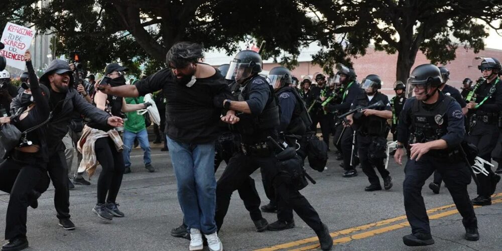 Trump planea que los agentes de inmigración lleven guantes que den descargas eléctricas