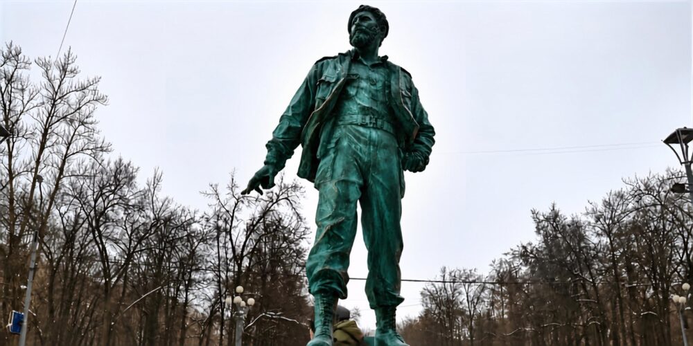 Cientos de rusos celebran el centenario de Fidel Castro ante su estatua en Moscú
