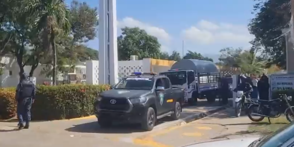 Bajo fuerte vigilancia militar sepultan a adolescente acribillado en Los Salados