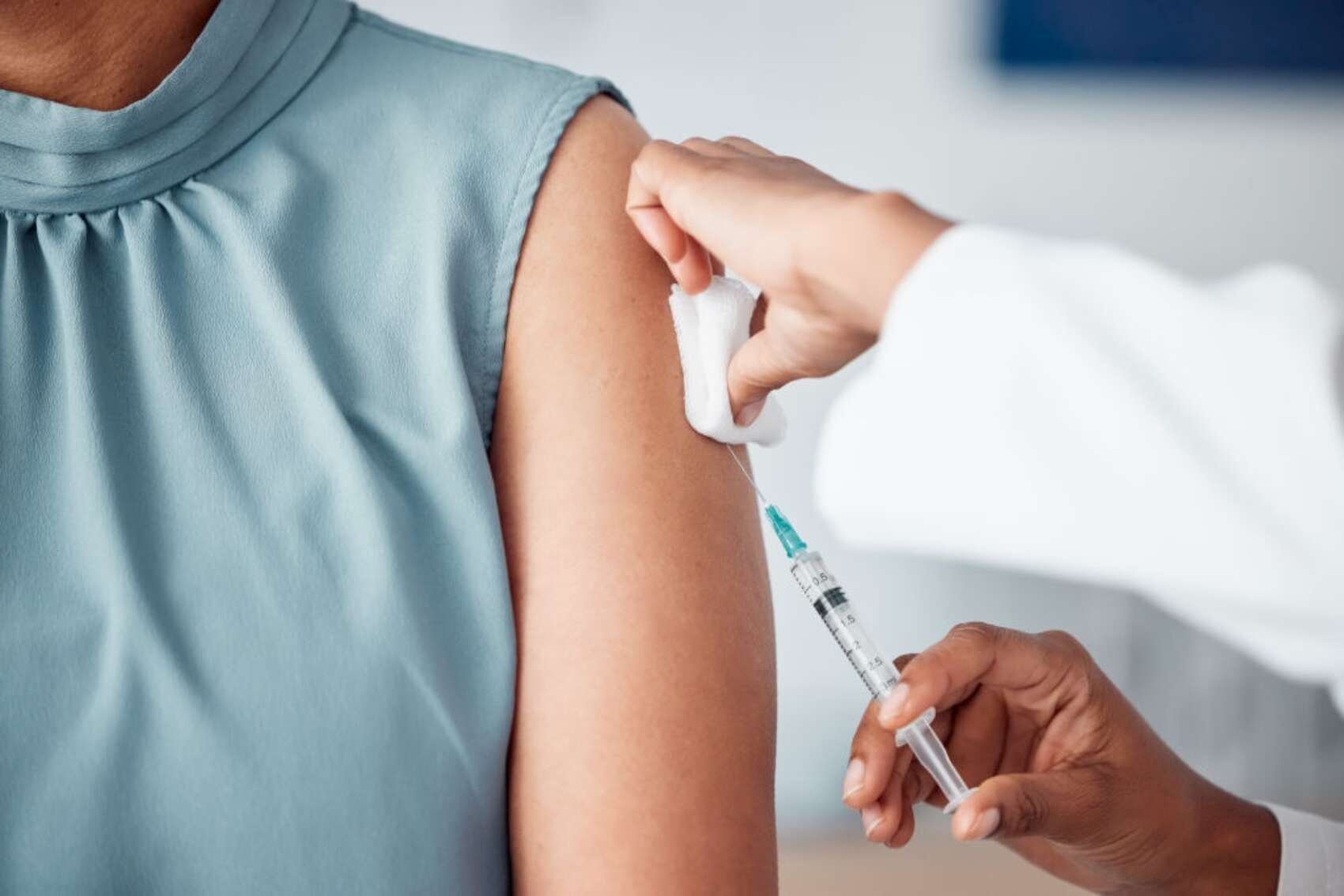 Bruselas abre una investigación a Sanofi por su campaña sobre vacunas y reaviva el debate farmacéutico