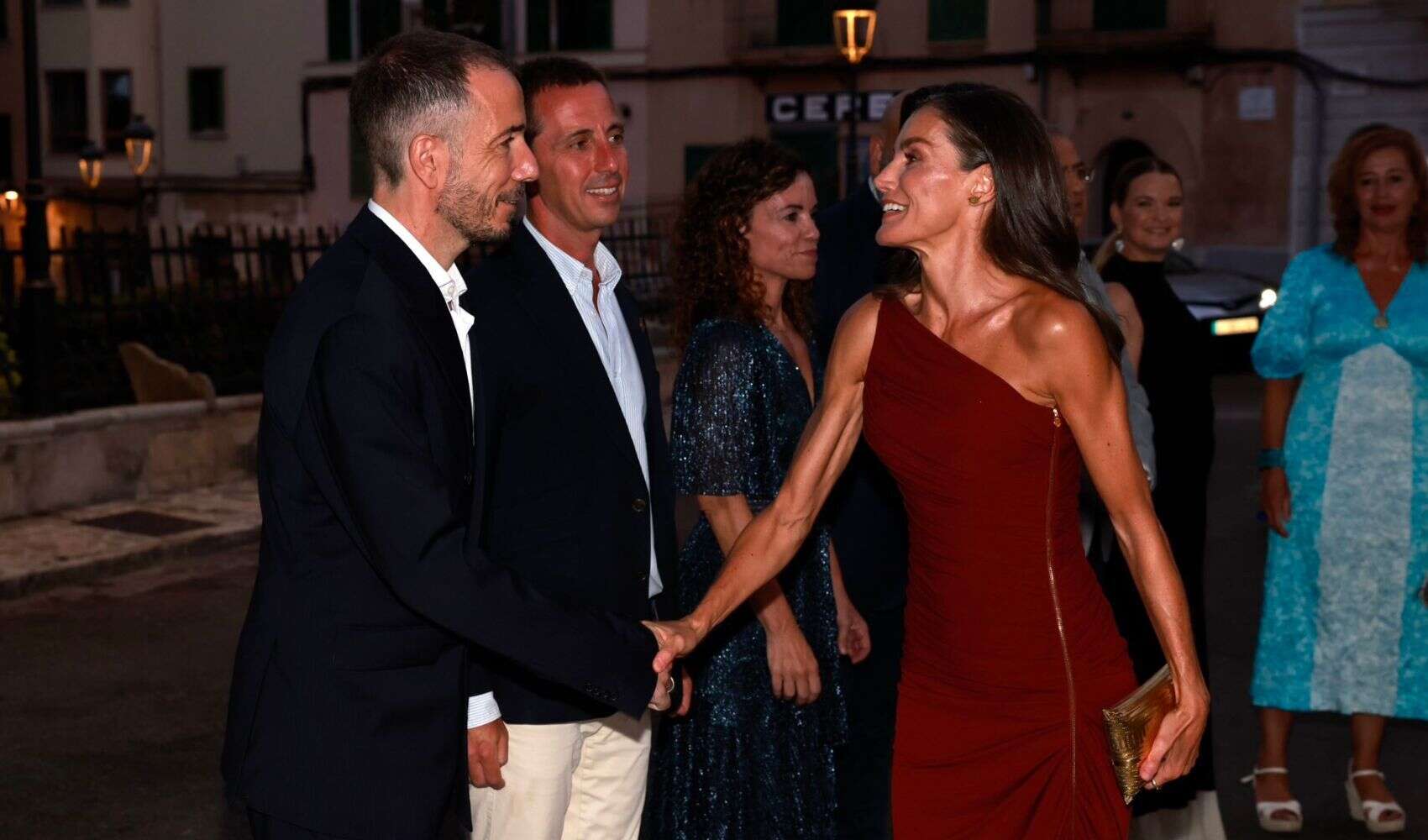 El espectacular vestido rojo de Letizia en Mallorca que confirma por qué sigue marcando tendencia