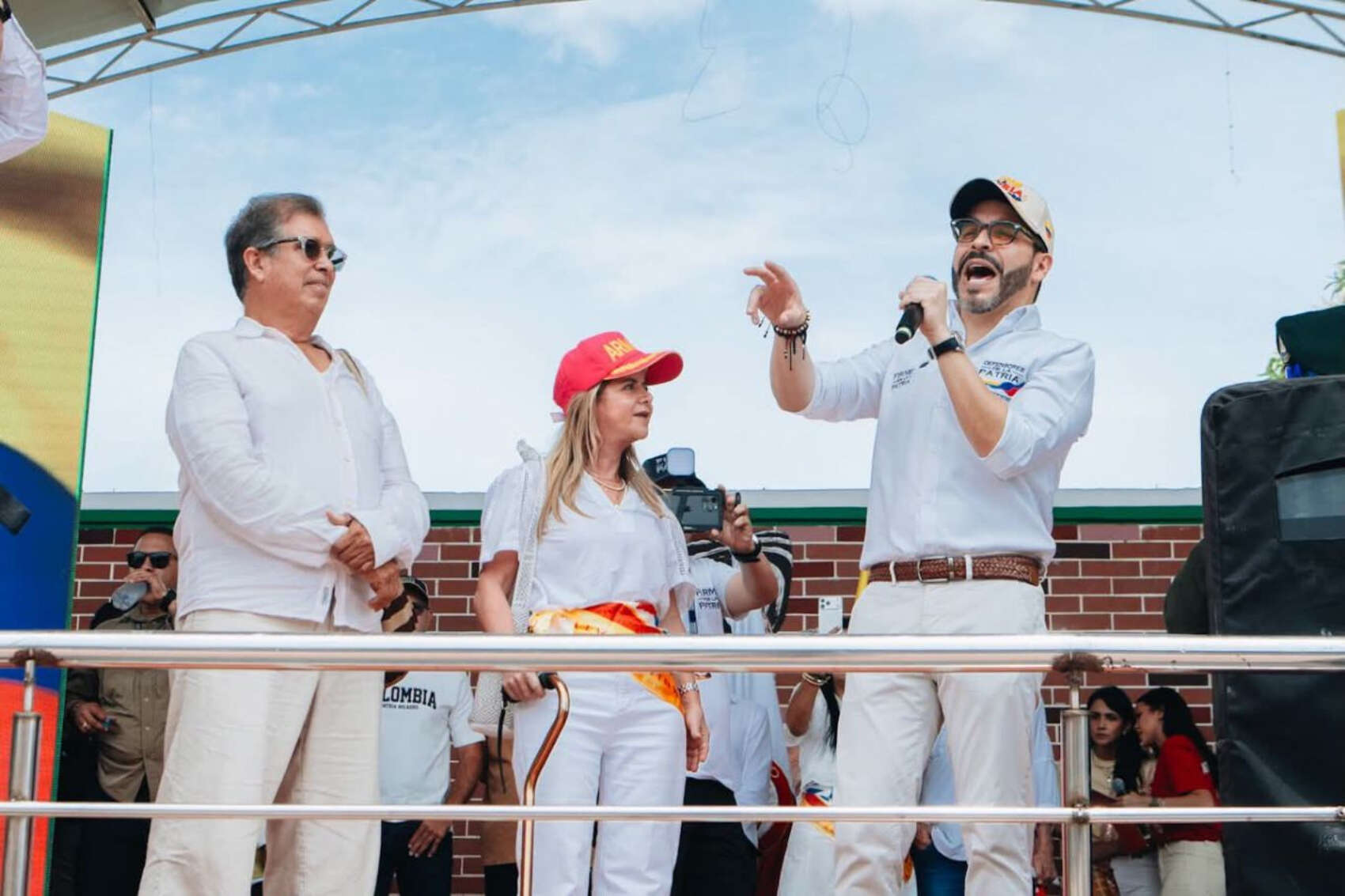 Colombia se entrega a De la Espriella con la investidura del sucesor de Petro