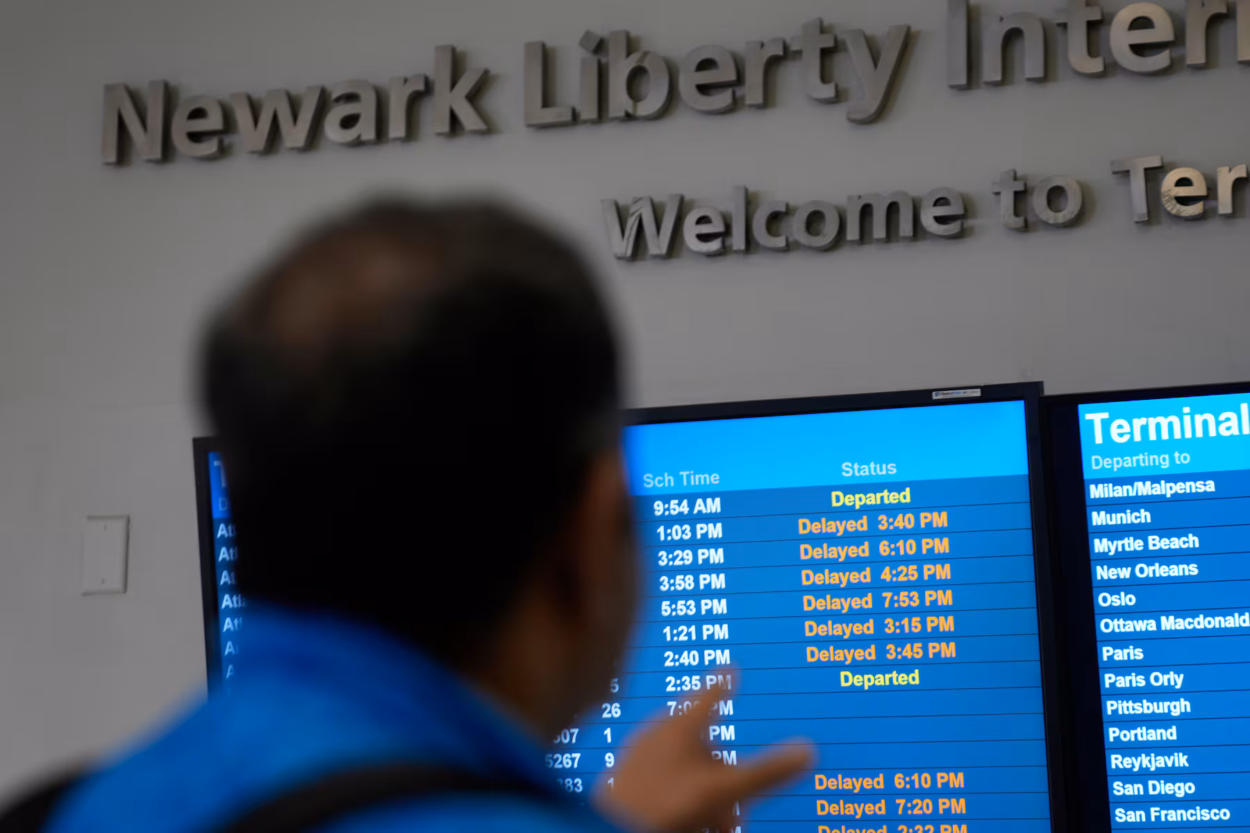 Trece heridos, tres graves, tras chocar un autobús contra un muro en aeropuerto de Newark