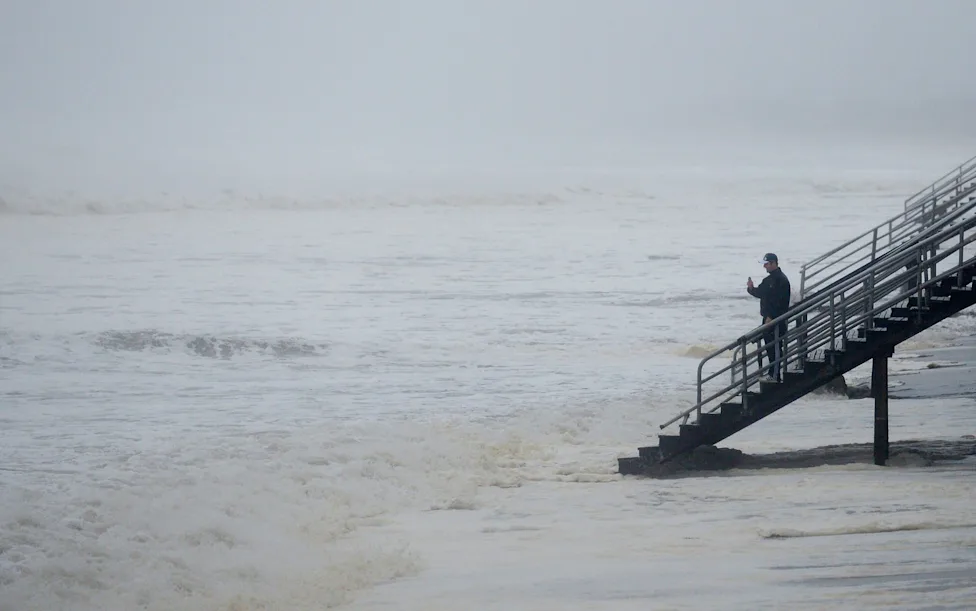 El huracán Lala se debilita a tormenta tropical tras azotar Hawái sin tocar tierra