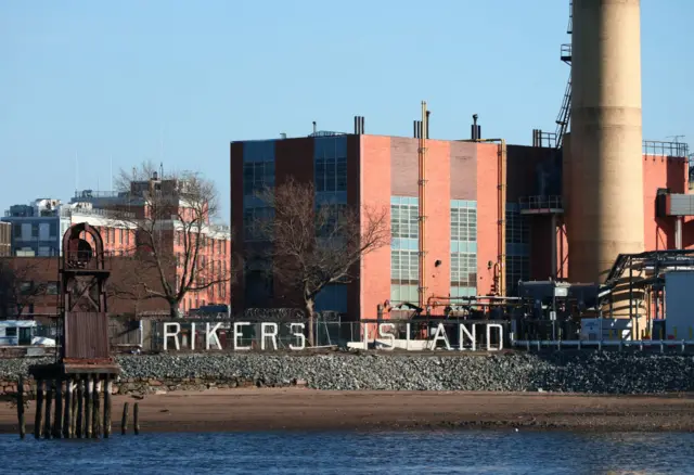 Mujer demanda a Rikers Island por esposarla embarazada