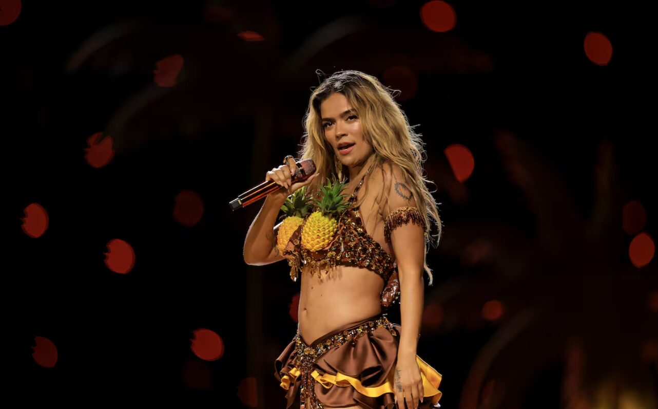 Karol G revela las giras la hacen bajar tanto de peso, que cada dos semanas le hacen un ajuste a su vestuario