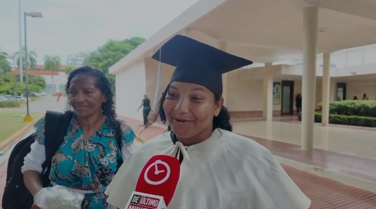 ¡Lo lograron! Graduandos UASD celebran con alegría una meta cumplida