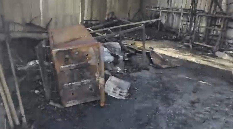 Hombre escapa de incendio que destruyó su vivienda y negocio en Mella 1