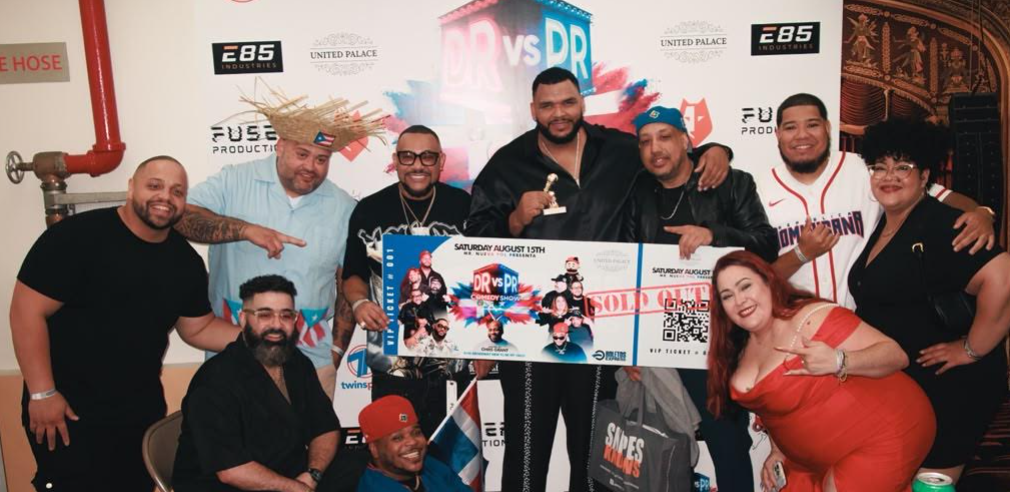 Comediantes dominicanos y puertorriqueños hacen historia al llenar el United Palace con DR vs PR Comedy Show