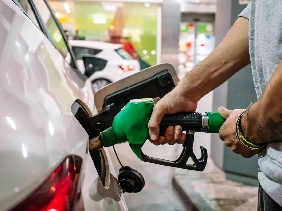Economista cuestiona alzas de combustibles: petróleo está por debajo del nivel de referencia