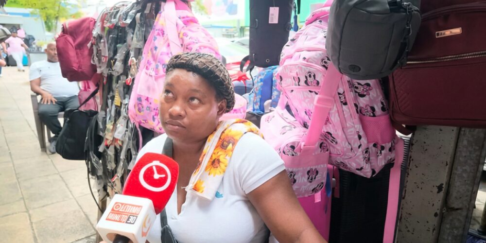 “Parece que se lo bebieron todo los padres”: comerciantes reportan lento movimiento en venta de escolares