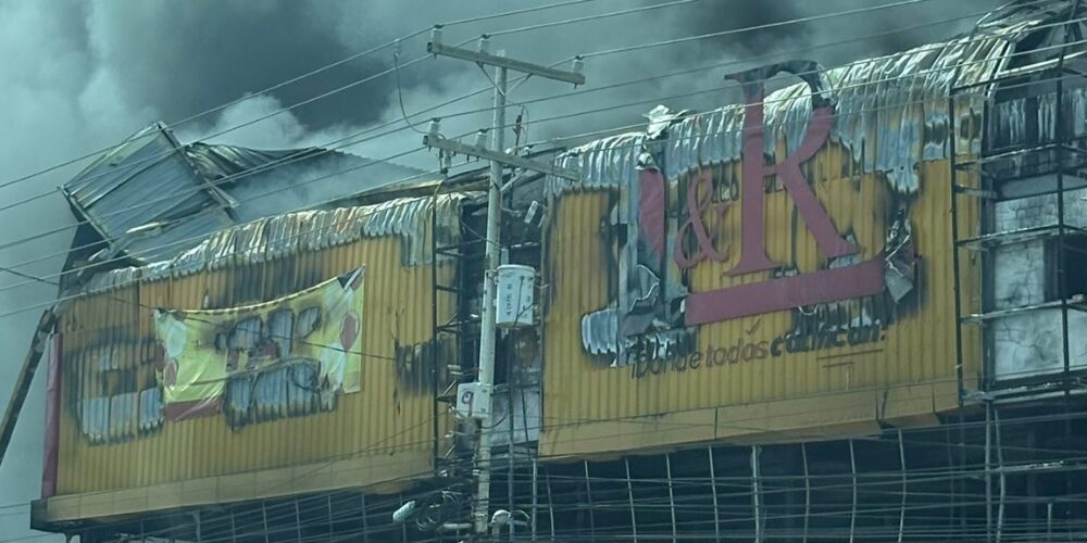Personas saquean mercancías durante incendio en tienda L&R de Las Américas