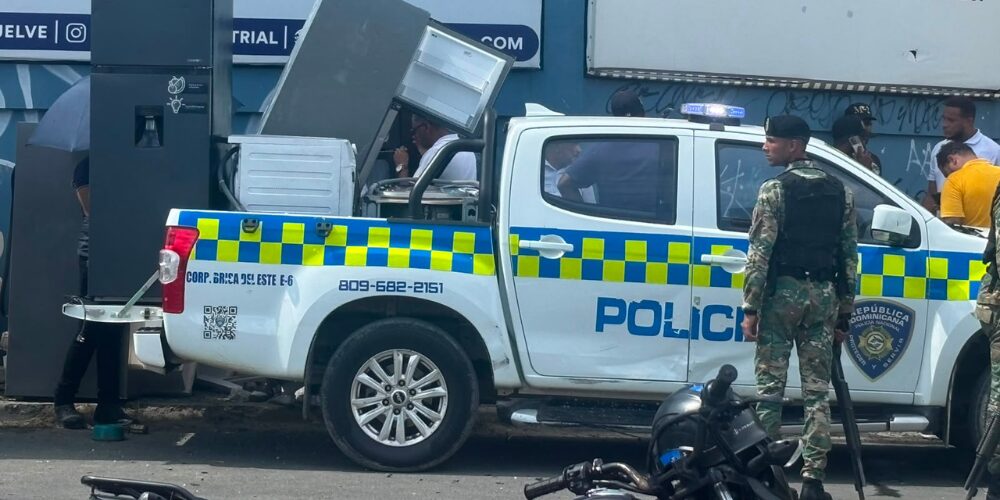 Cuerpo de Bomberos continúa combatiendo incendio en L&R Comercial; Policía refuerza seguridad en la zona