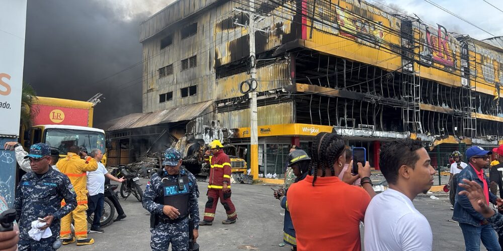 Incendio en L&R Comercial supera las tres horas; bomberos continúan combatiendo las llamas