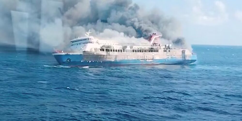 Mueren cinco personas en el incendio de un ferry con más de 200 pasajeros en Indonesia