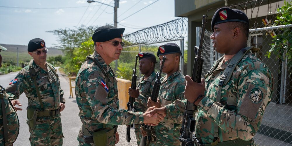 Comandante del Ejército supervisa unidades y entrega tres puestos fronterizos